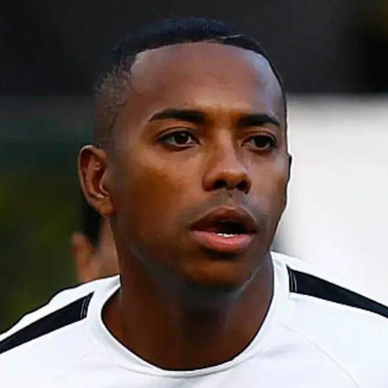 Robinho foi ao CT assistir ao treino do filho e participou do churrasco com elenco