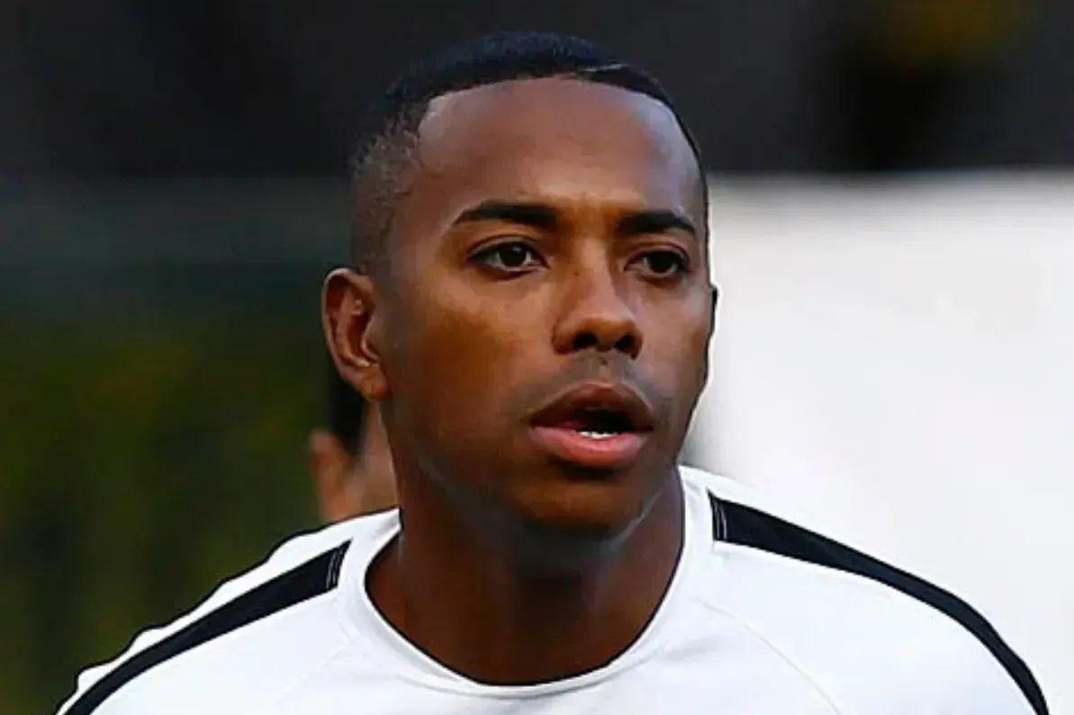 Robinho foi ao CT assistir ao treino do filho e participou do churrasco com elenco