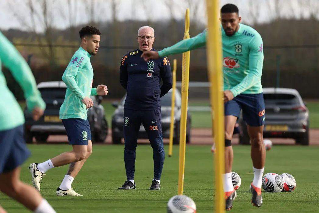 Dorival Júnior deixou claro que a falta de tempo e treinos é um adversário a mais para alcançar uma boa atuação