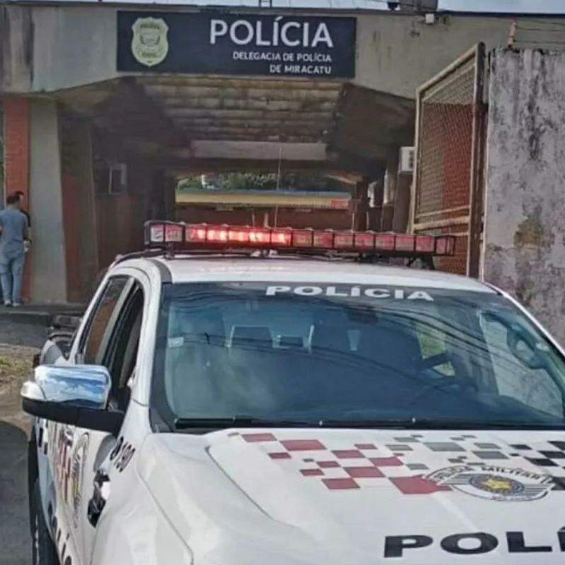Homem que esfaqueou e matou a menor foi preso e levado à Delegacia de Miracatu