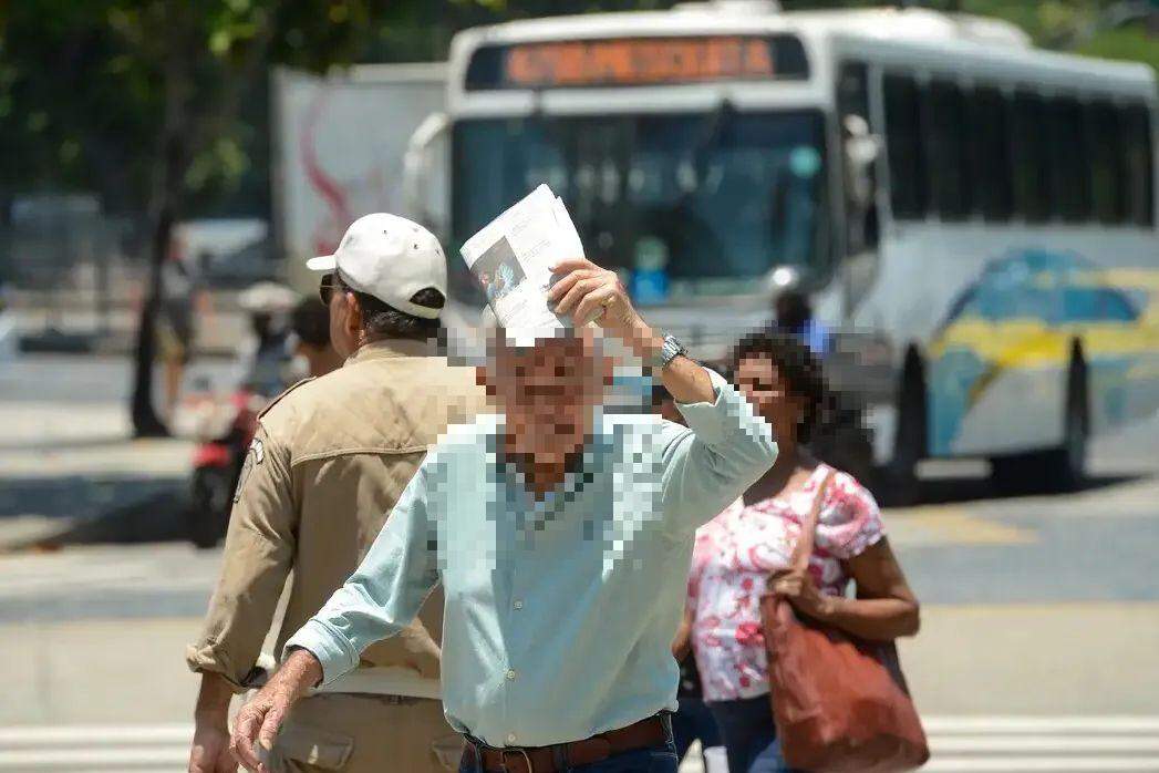A desidratação, a exaustão e as complicações cardíacas são alguns dos problemas que podem ser causados pelas altas temperaturas