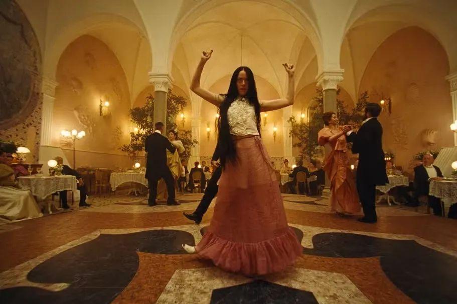 Emma Stone levou o prêmio de melhor atriz no Oscar 2024 pelo papel em Pobres Criaturas