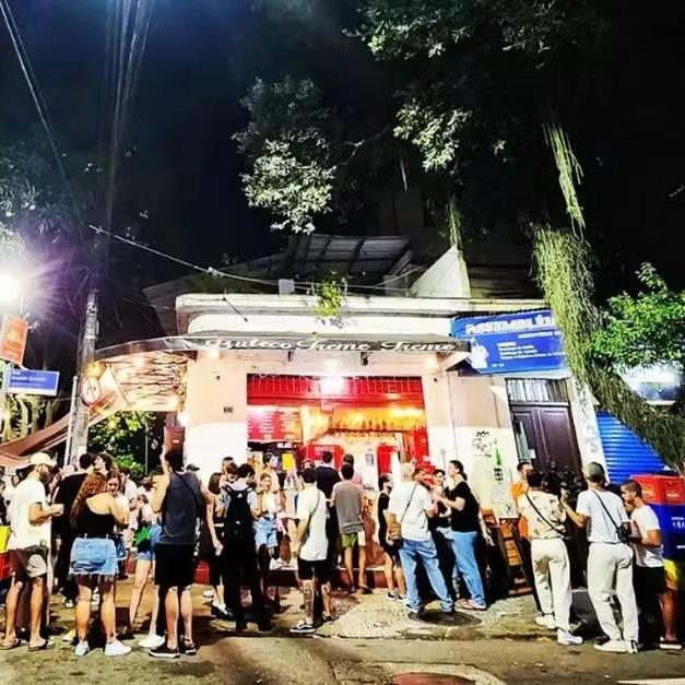 A Rua Arnaldo Quintela se estabeleceu como um hotspot culinário, e agora dificilmente se pode mover por causa das pessoas que enchem as suas calçadas todas as noites