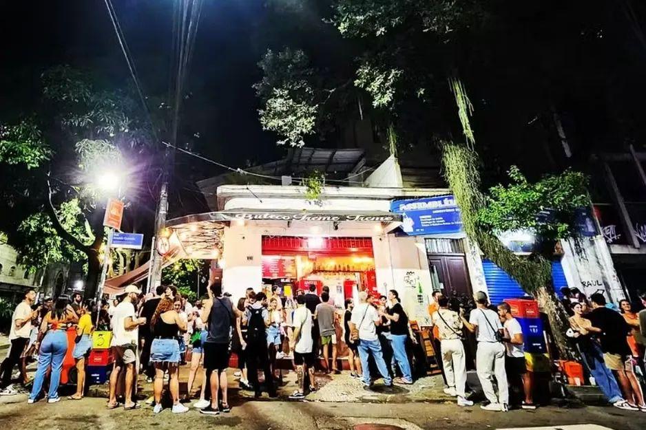 A Rua Arnaldo Quintela se estabeleceu como um hotspot culinário, e agora dificilmente se pode mover por causa das pessoas que enchem as suas calçadas todas as noites