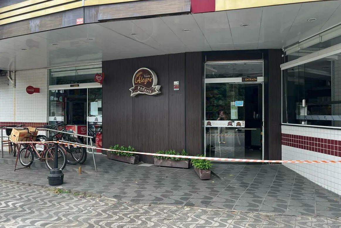 Bombeiros foram acionados por volta das 14h30. Local foi interditado para perícia