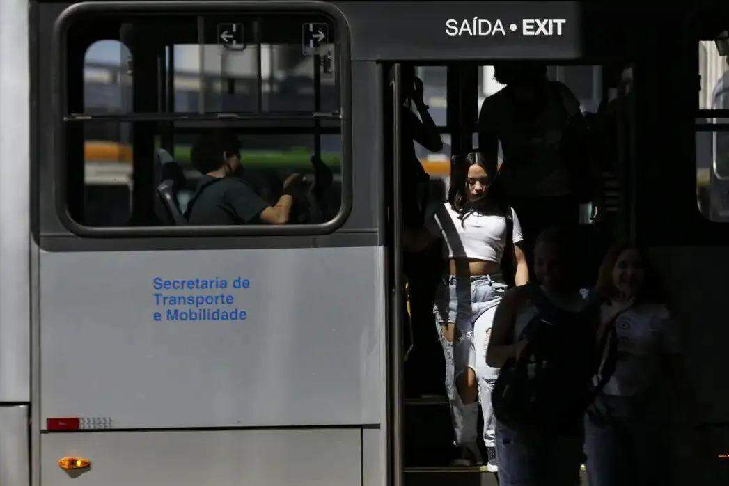 Entre os pontos vetados estão dispositivos relacionados à implementação de gratuidades e descontos tarifários para usuários