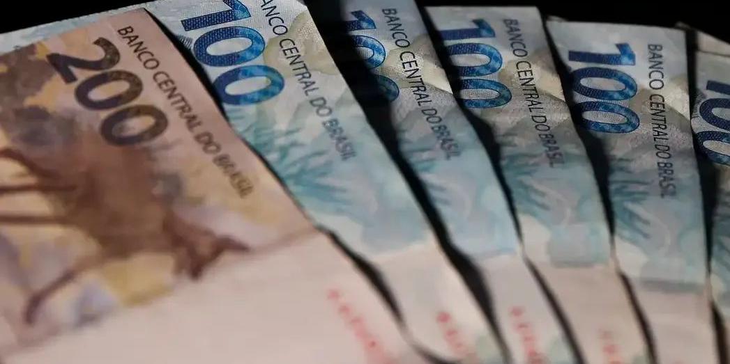 Aposentados e pensionistas do INSS começam a receber 13º nesta sexta