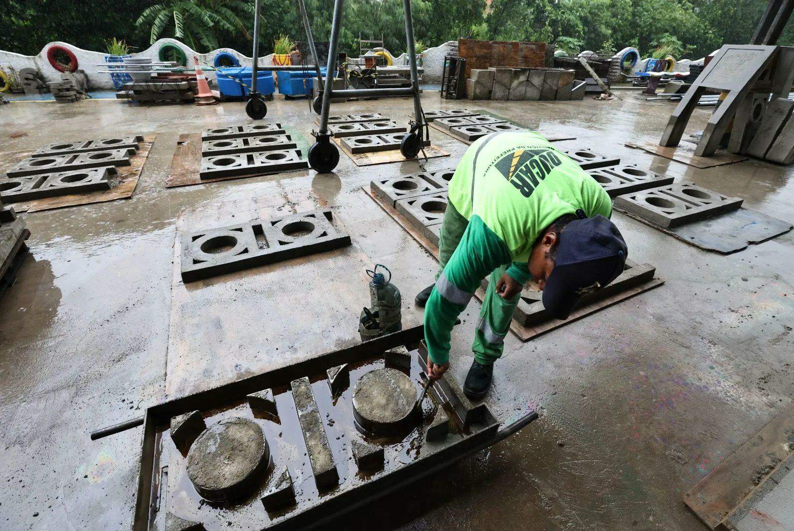 Produção de peça de mureta na Ecofábrica dura cerca de 35 minutos, das ferragens à retirada do molde