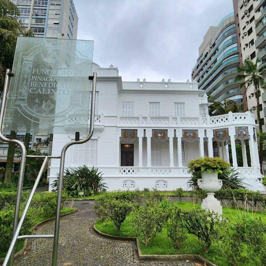 Pinacoteca de Santos recebe feira de livros