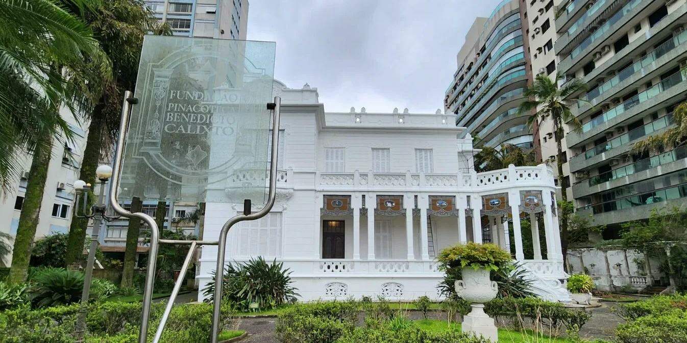 Pinacoteca de Santos recebe feira de livros