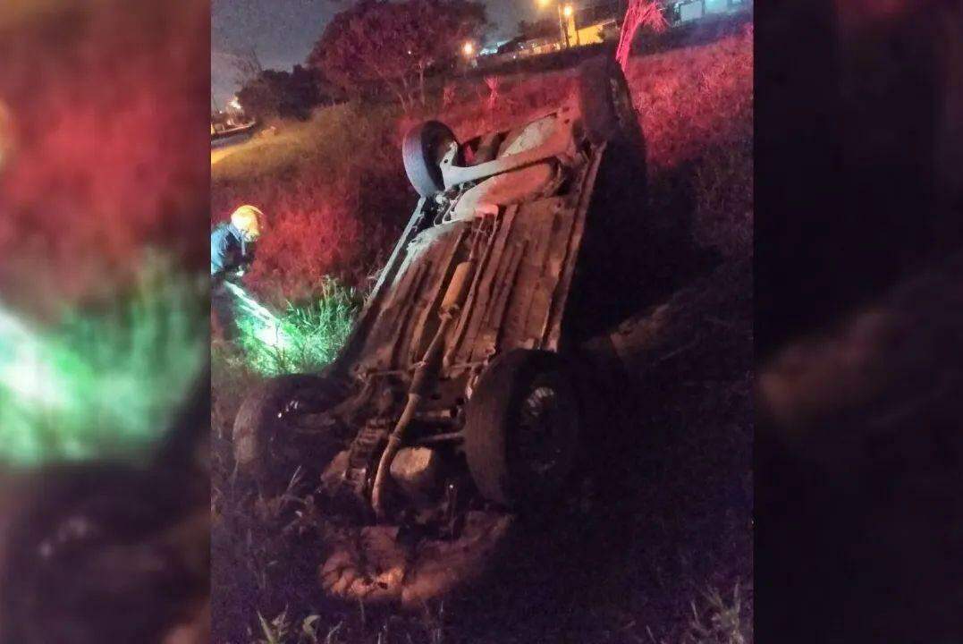 Carro caiu no córrego e ficou com a parte do motor submersa em Itanhaém