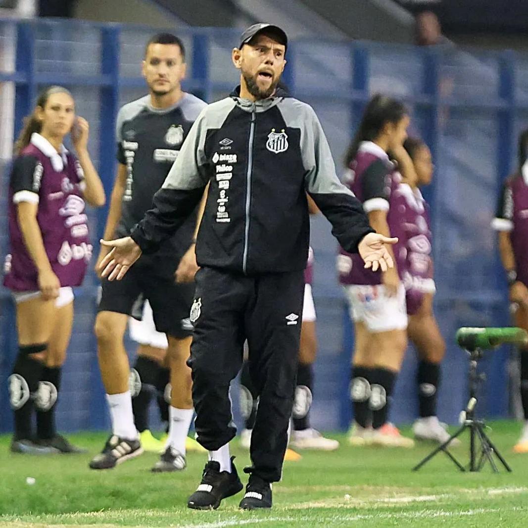 O treinador disse ter ficado revoltado com as acusações anônimas e que foi ele quem procurou a polícia para que os fatos fossem apurados