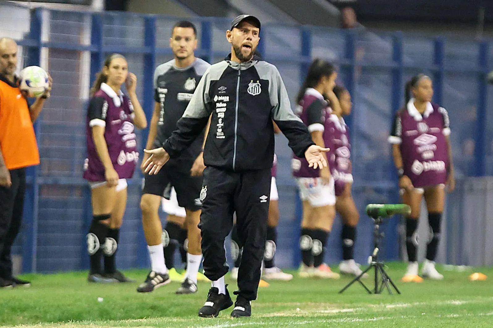 O treinador disse ter ficado revoltado com as acusações anônimas e que foi ele quem procurou a polícia para que os fatos fossem apurados