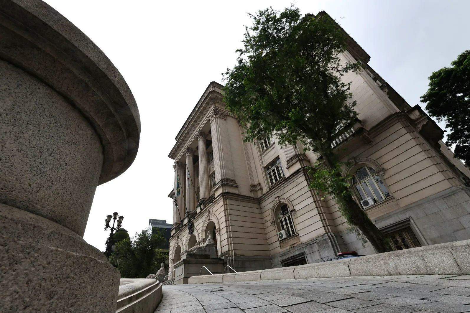 Santos antecipa 13º salário de quase 20 mil funcionários públicos; veja a data de pagamento