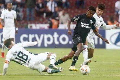 Botafogo sofre com altitude, perde para LDU e se complica na Libertadores