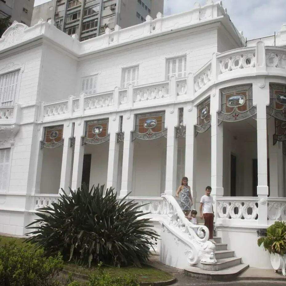 A Pinacoteca Benedicto Calixto fica na Av. Bartolomeu de Gusmão, 15, Boqueirão