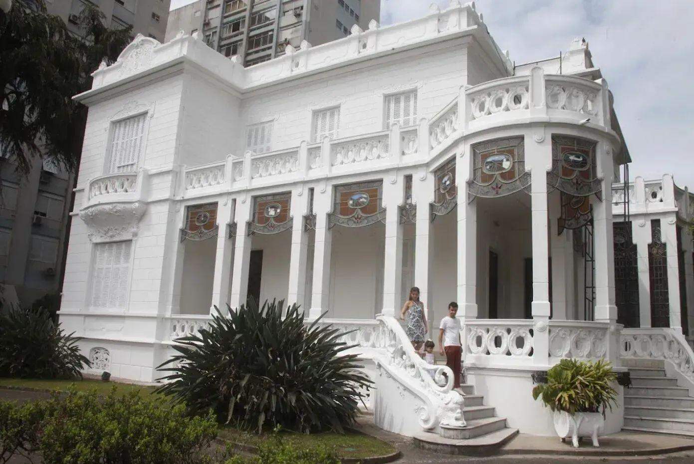 A Pinacoteca Benedicto Calixto fica na Av. Bartolomeu de Gusmão, 15, Boqueirão