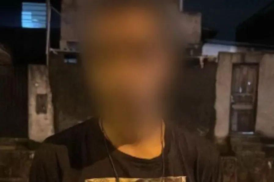 O celular estava no bolso da bermuda do suspeito