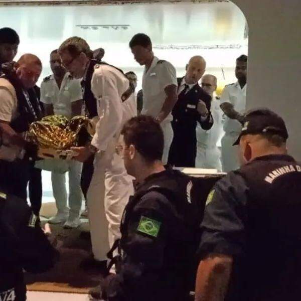 O passageiro foi resgatado ainda em alto-mar, na área de fundeio do Porto de Santos