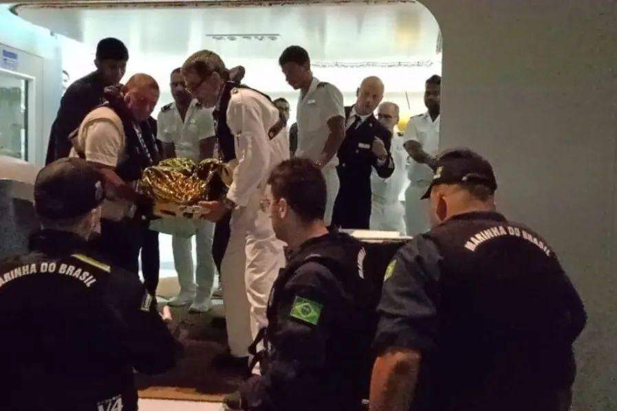 O passageiro foi resgatado ainda em alto-mar, na área de fundeio do Porto de Santos