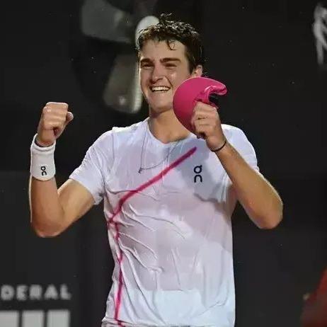 Djokovic comparou João Fonseca (Foto) com o espanhol Carlos Alcaraz, um dos seus principais rivais nos últimos anos