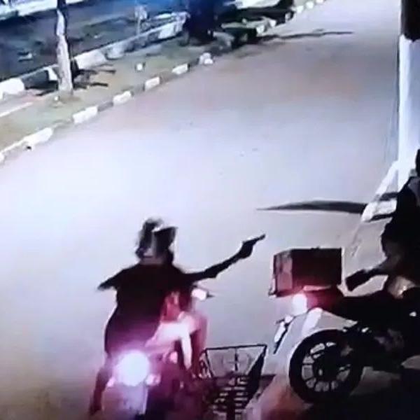 Dupla de assaltantes chegaram armados e renderam a vítima