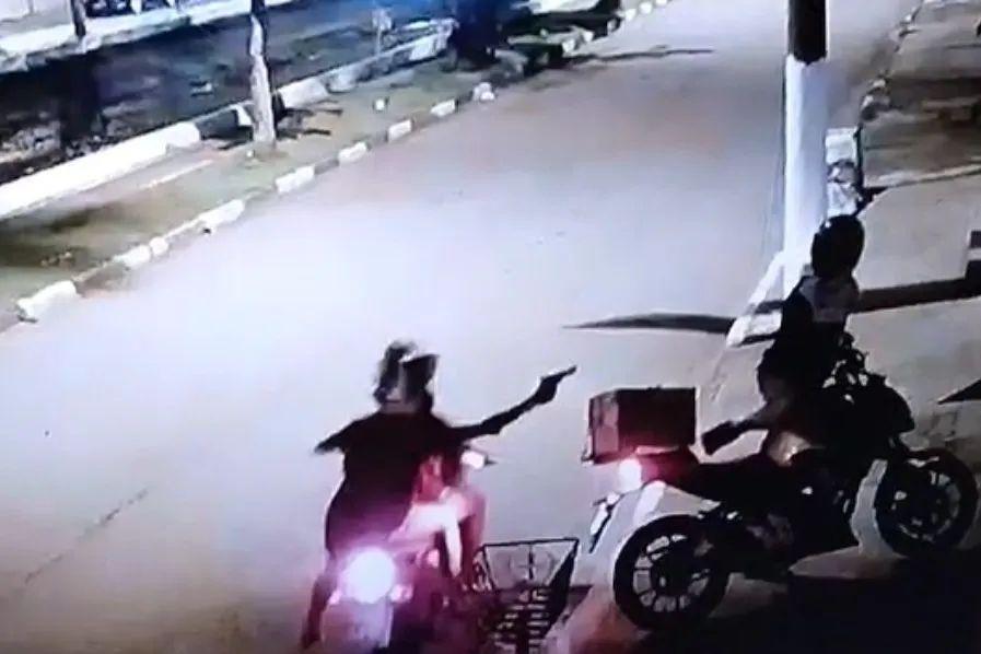 Dupla de assaltantes chegaram armados e renderam a vítima