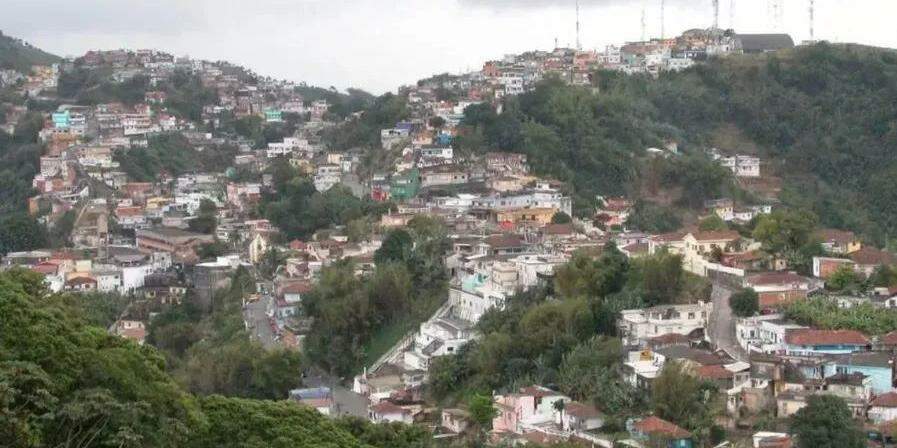 Policial militar foi atingido por disparo na perna durante patrulhamento no Morro São Bento, em Santos