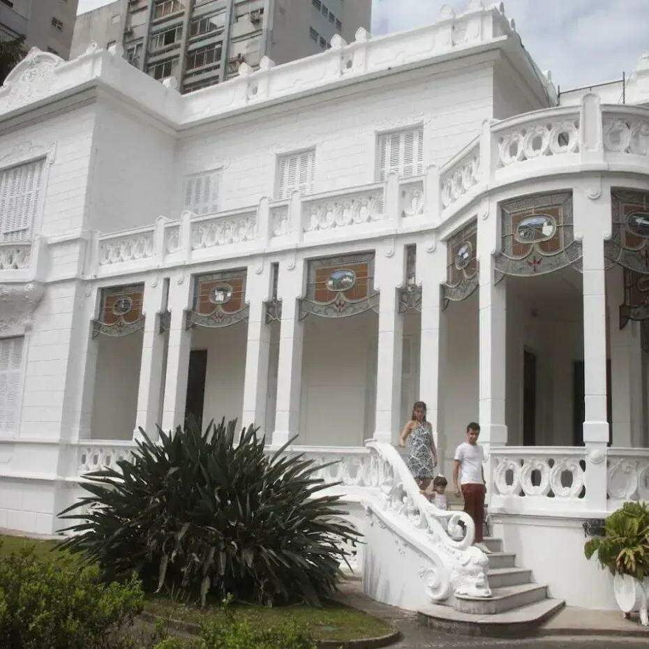 A Pinacoteca Benedicto Calixto  fica na Av. Bartolomeu de Gusmão, 15. em Santos