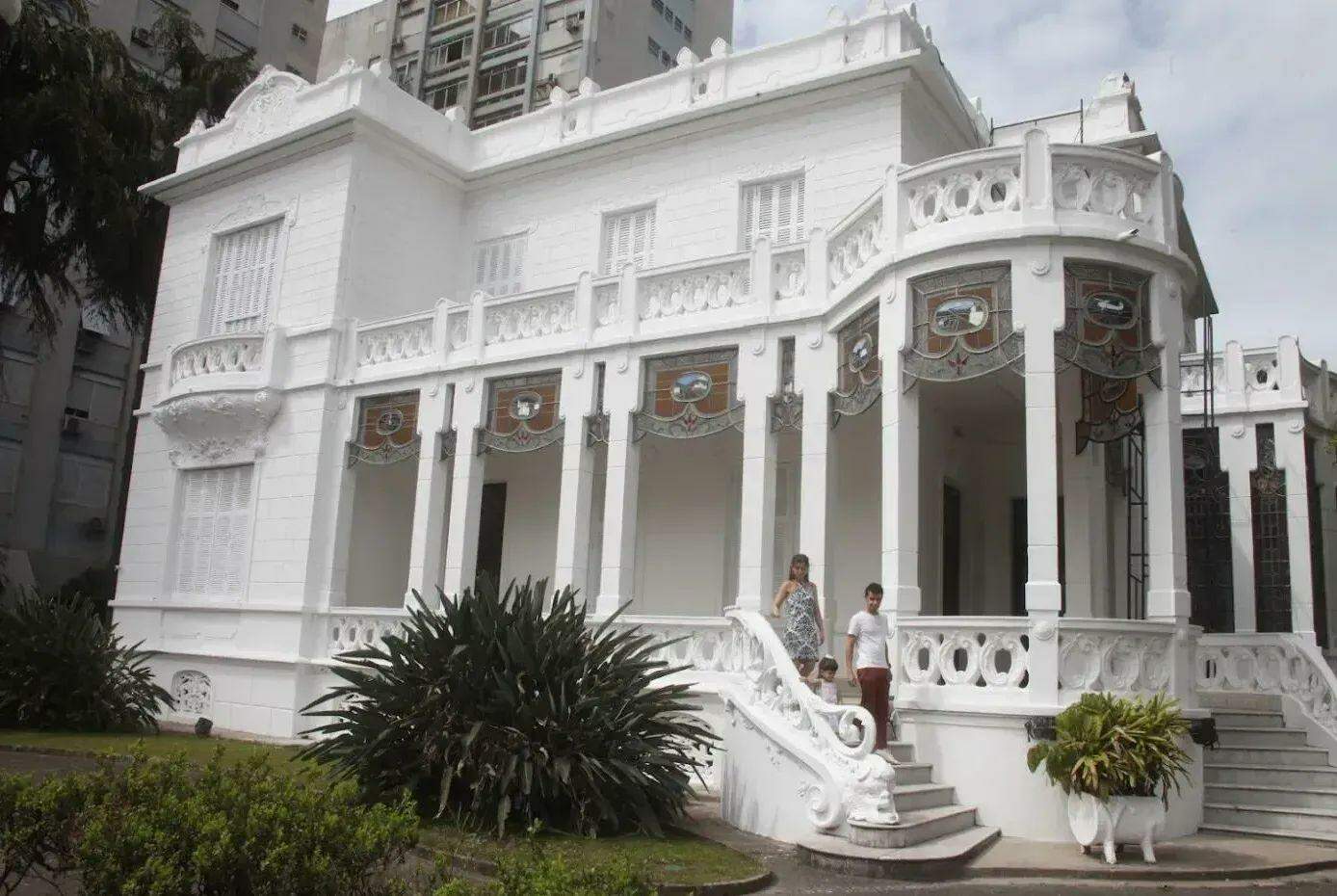 A Pinacoteca Benedicto Calixto  fica na Av. Bartolomeu de Gusmão, 15. em Santos