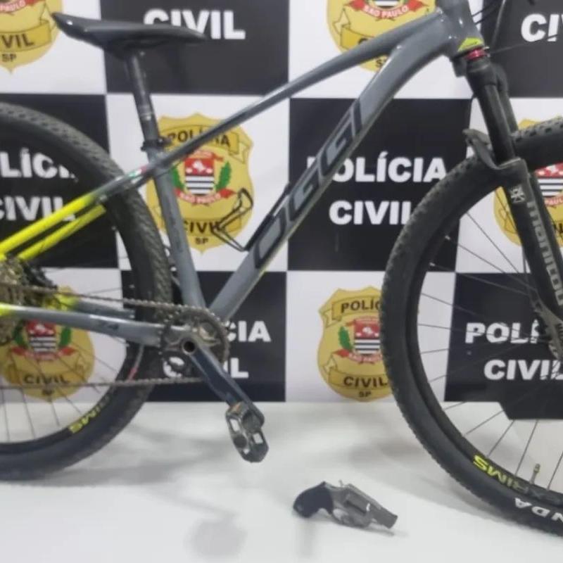 A bicicleta apreendida e a arma do delegado que foram encontradas