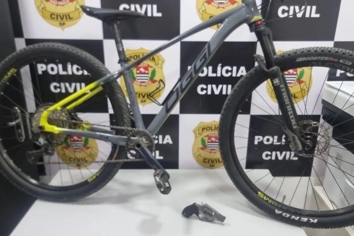 A bicicleta apreendida e a arma do delegado que foram encontradas