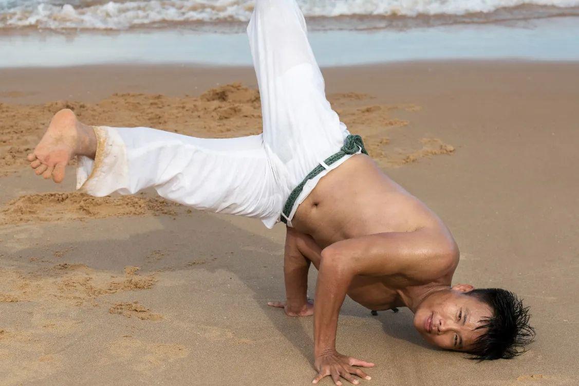 Capoeira: gestual sagrado de luz e sombra