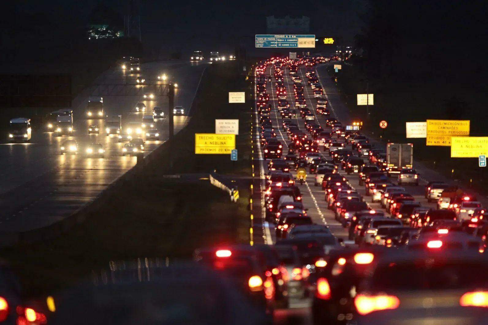 As rodovias Imigrantes e Anchieta concentram o congestionamento no litoral de São Paulo