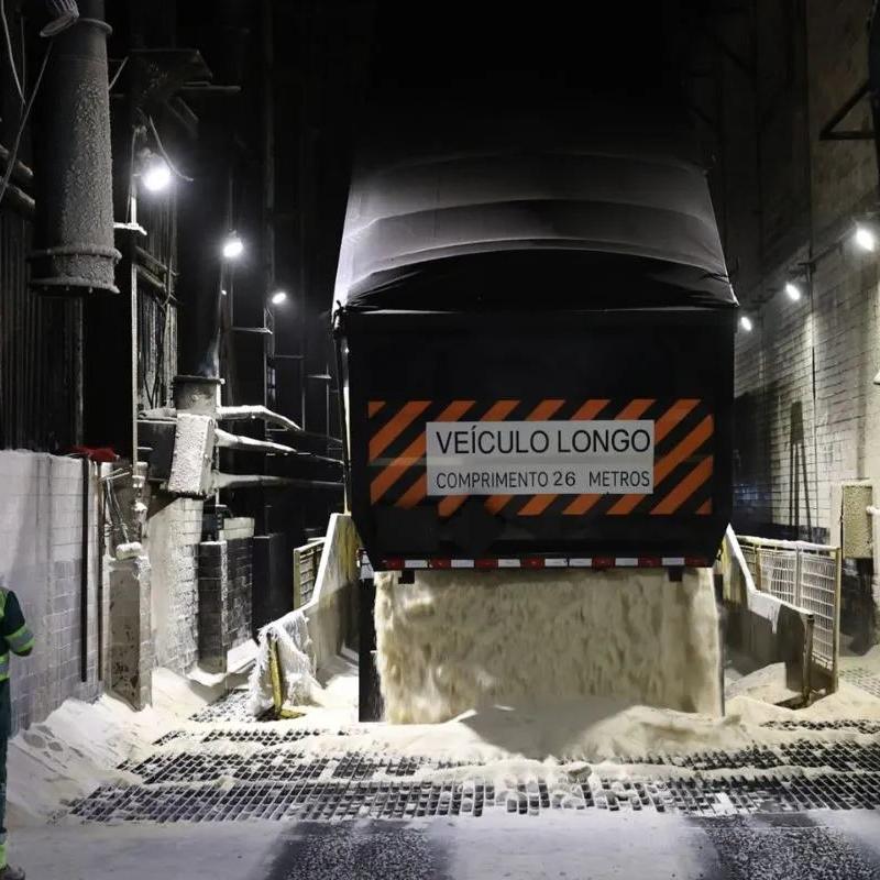 A China é o principal destino da maior parte do açúcar que passa pela empresa em Santos; produto é produzido no estado de São Paulo