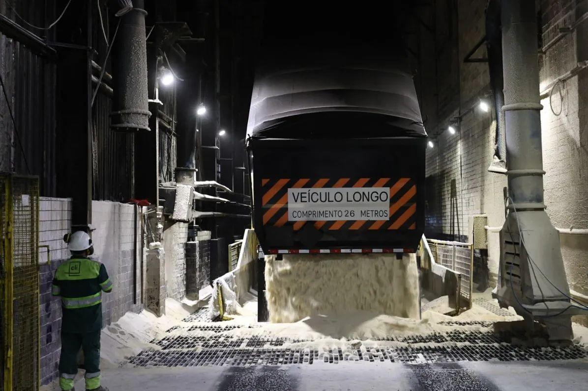 A China é o principal destino da maior parte do açúcar que passa pela empresa em Santos; produto é produzido no estado de São Paulo