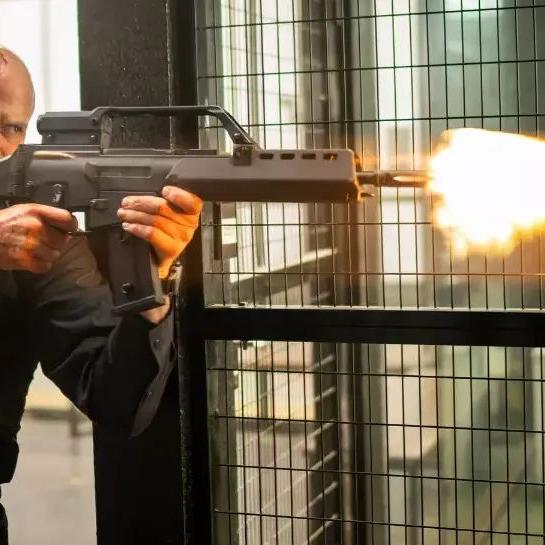 Como a maioria dos longas de ação com Statham, este traz uma série de cenas com luta, tiros e explosões