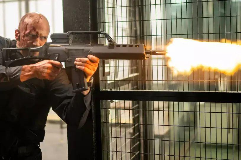 Como a maioria dos longas de ação com Statham, este traz uma série de cenas com luta, tiros e explosões