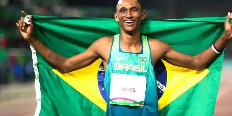 Alison dos Santos, o Piu, fez uma apresentação de gala desde a largada na capital do Catar