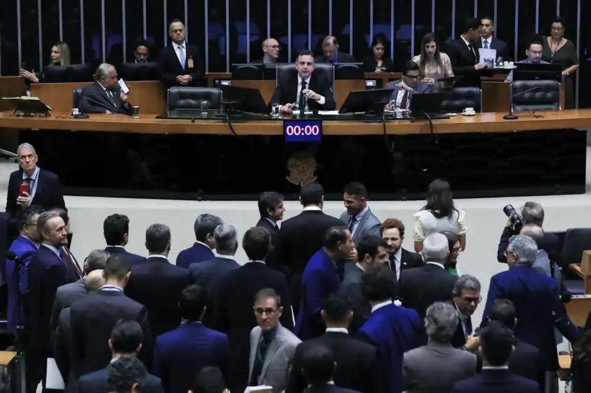 Em sessão conjunta da Câmara e do Senado, os parlamentares analisariam 32 vetos presidenciais