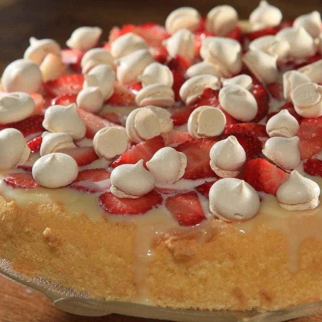 Momento Boa Mesa: Receita de hoje é bolo de morangos com brigadeiro branco e suspiro
