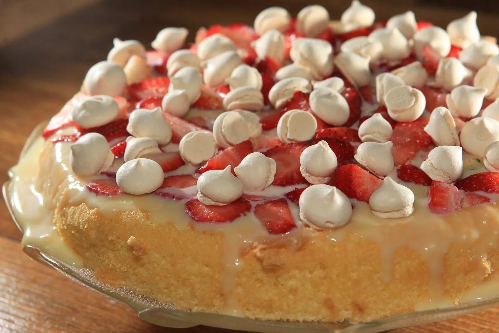 Momento Boa Mesa: Receita de hoje é bolo de morangos com brigadeiro branco e suspiro
