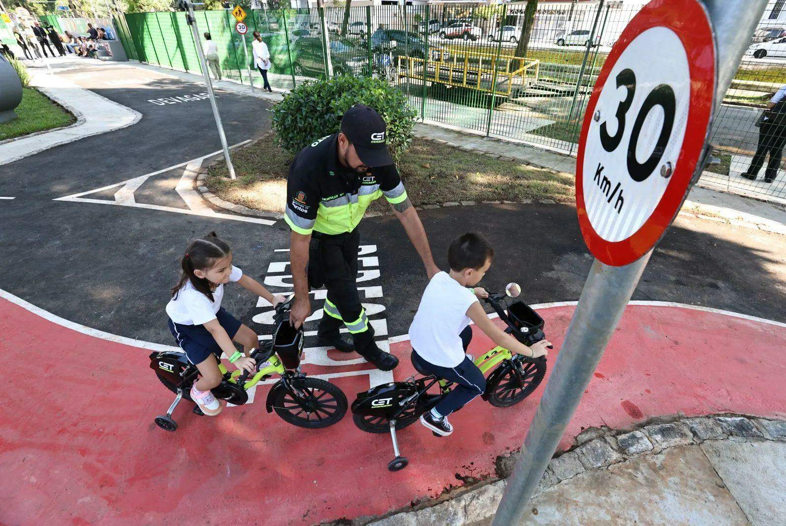 Minicidade foi reinaugurada na Praça Belmiro Ribeiro, na Vila Mathias, perto da CET