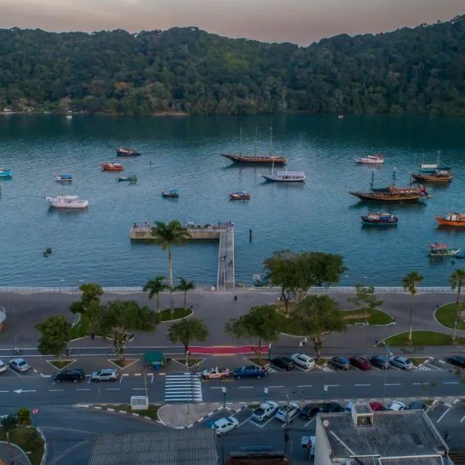 Várias cidades já cobram a taxa ambiental para entrada de turistas. Outras, como Bertioga (foto), têm entrada liberada de veículos sem a cobrança