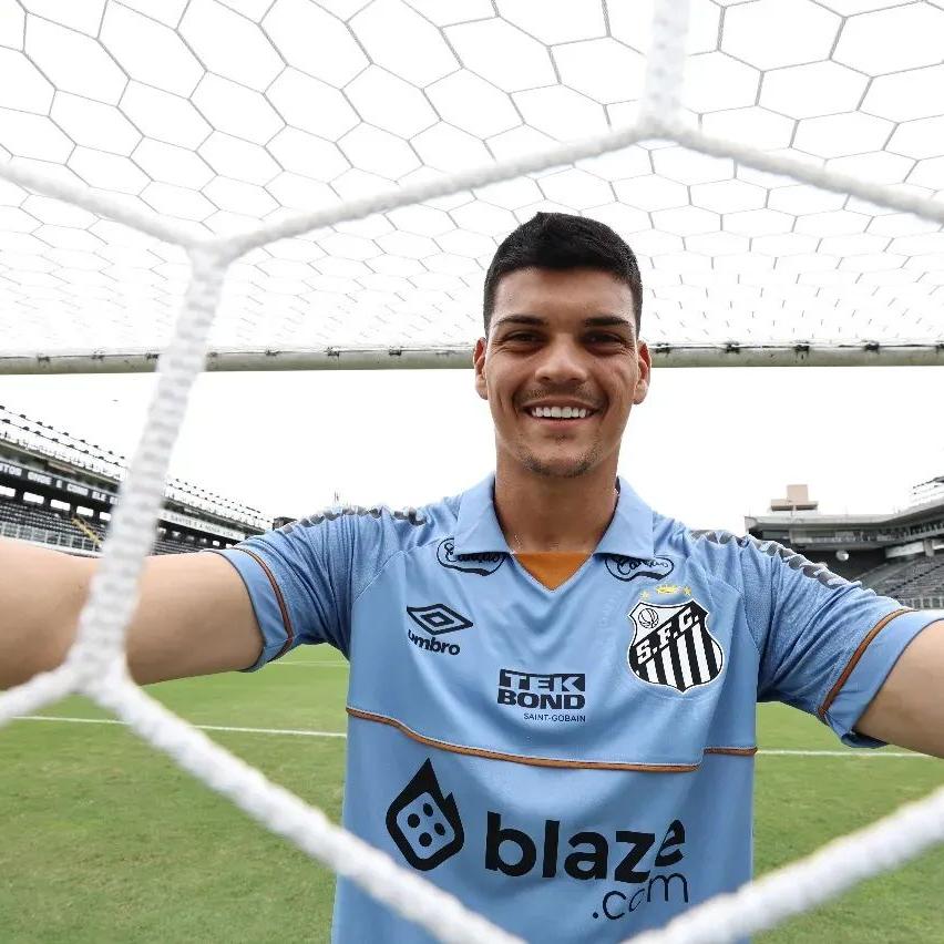 Gabriel Brazão é titular do Peixe há um ano