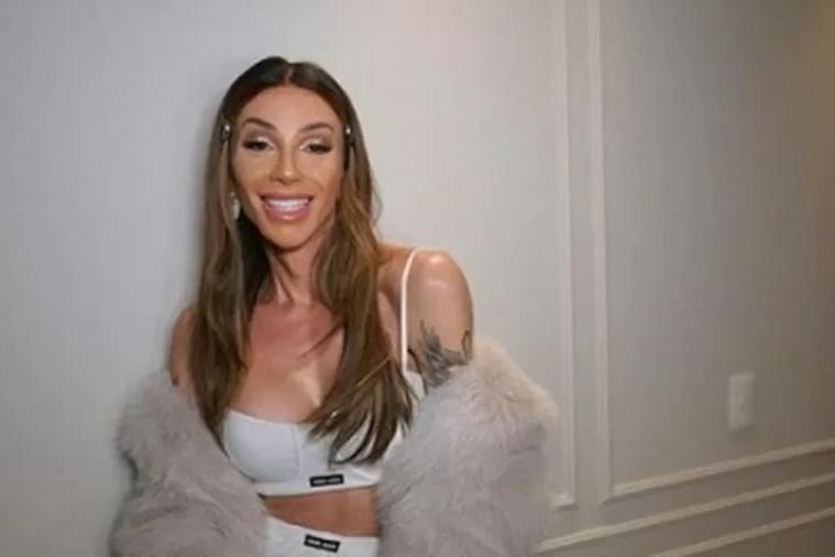 Ela ainda detalhou uma complicação que sofreu em uma cirurgia que fez nas cordas vocais há dois meses e disse que pode ter de refazer o procedimento