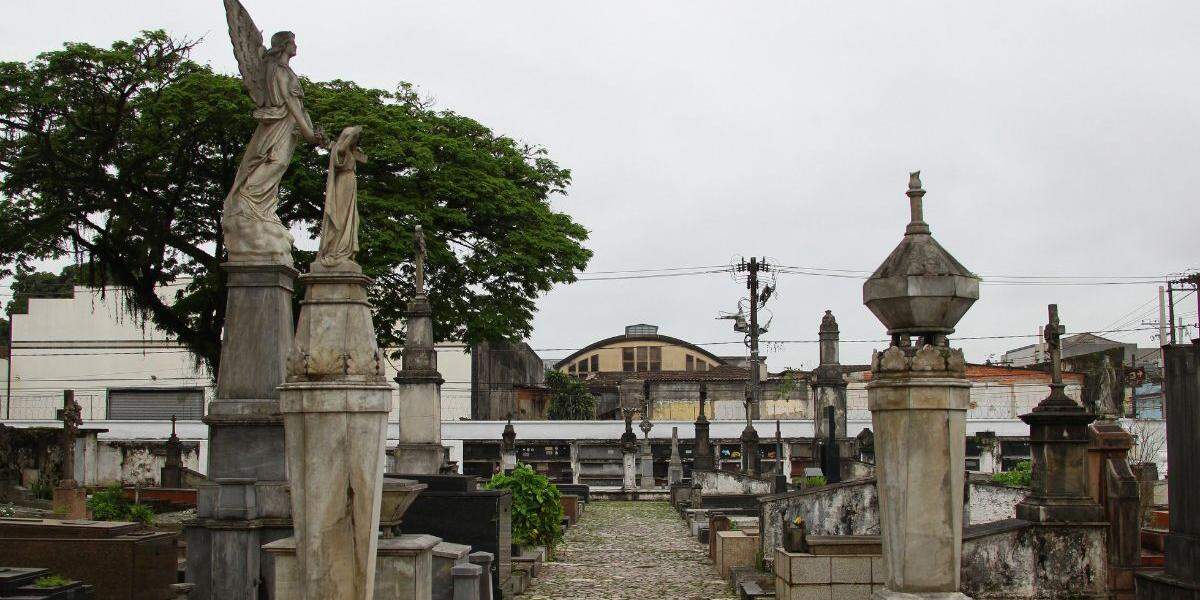Cemitério do Paquetá, em Santos, é um dos três locais que poderão receber animais de estimação mortos; decreto foi publicado no Diário Oficial