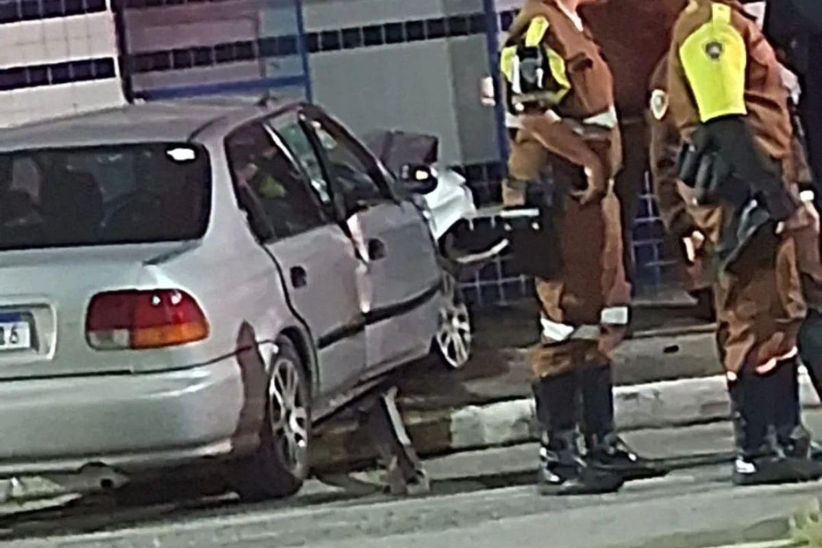 Vítima perdeu o controle da direção e bateu contra o muro do Centro de Referência Especializado de Assistência Social (Creas) e um poste de energia elétrica