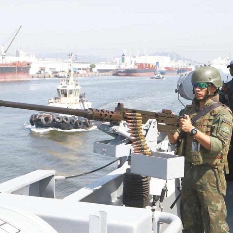 The Navy deployed state-of-the-art personnel in Santos, with boats, armored vehicles and heavy caliber weapons