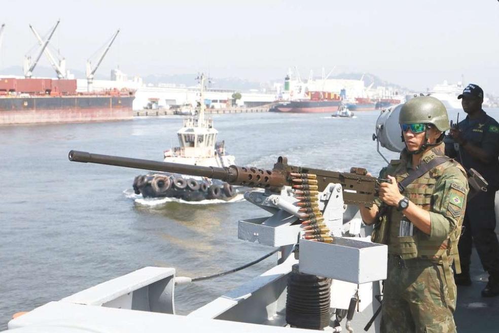 The Navy deployed state-of-the-art personnel in Santos, with boats, armored vehicles and heavy caliber weapons